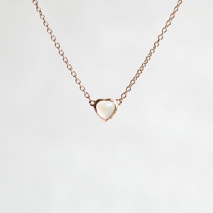 Náhrdelník s mesačným kameňom v tvare srdiečka Davila
