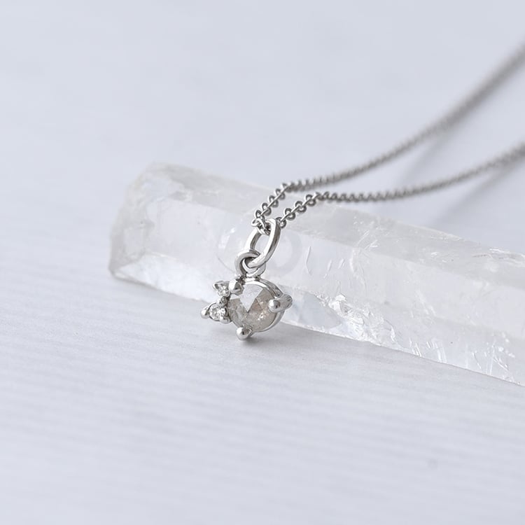 Náhrdelník sa salt and pepper diamantom 69204