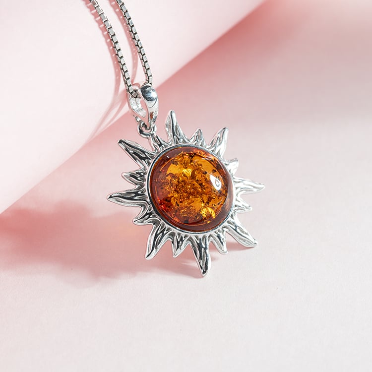 Strieborný jantárový prívesok v tvare slnka 150713