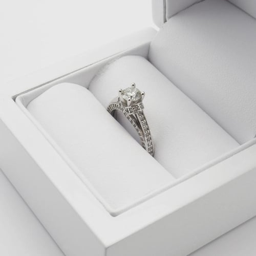 Luxusný zásnubný prsteň s diamantmi Jiezel