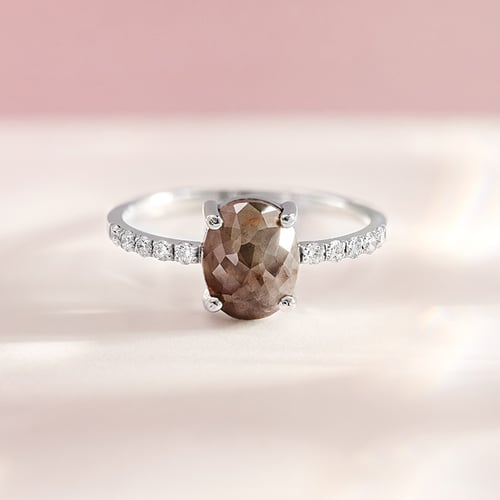 Zlatý prsteň s jedinečným salt and pepper diamantom Liberia