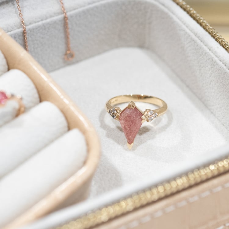 Jedinečný prsteň s jahodovým achátom Floki 119353