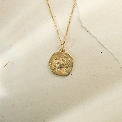 Strieborný prívesok so symbolmi znamenia zverokruhu Rak