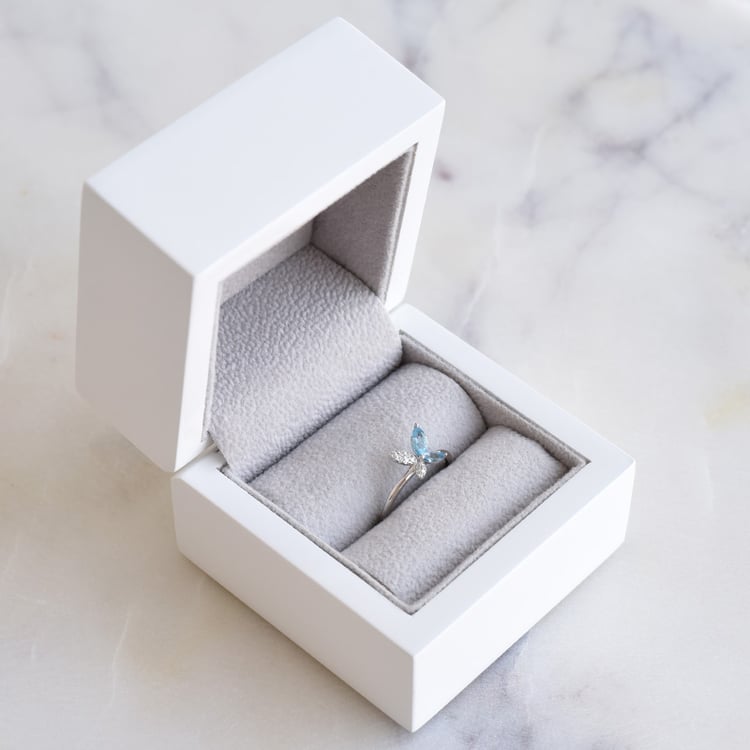 Zlatý prsteň s motýlikom z diamantov a topásov 86643