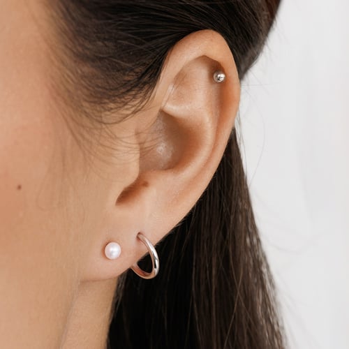 Minimalistické perlové náušnice Bronde