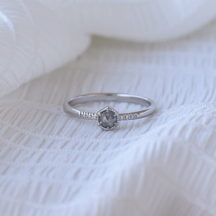 Prsteň s jedinečným salt and pepper diamanetm 68073