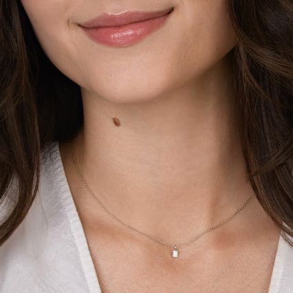 Minimalistický prívesok zo striebra s emerald diamantom Lias