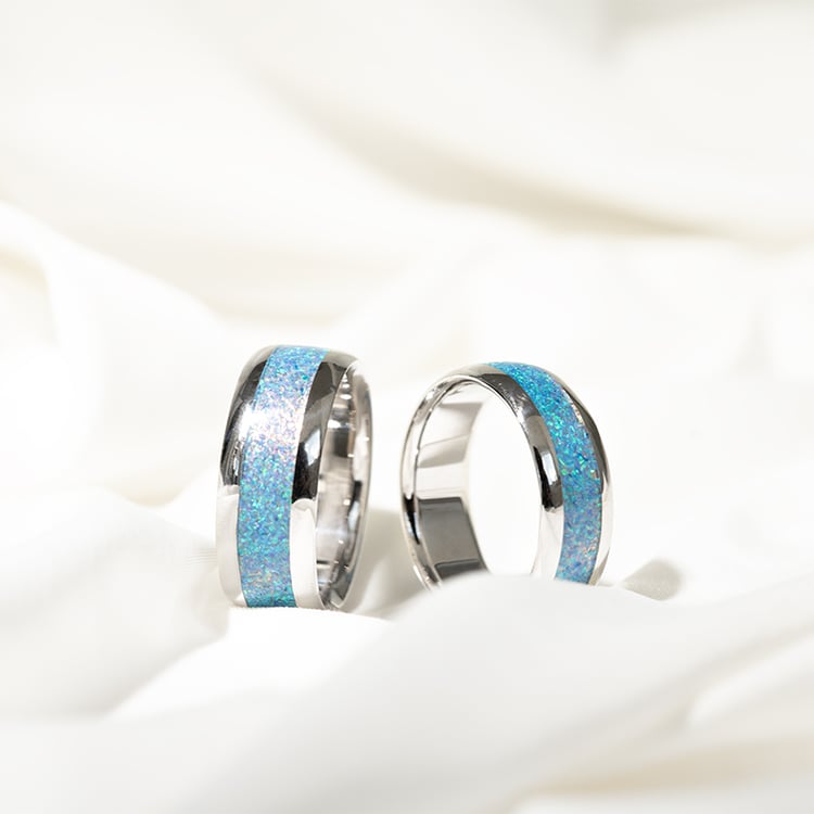 Zlaté svadobné obrúčky s modrou opálovou výplňou Adalyne 129819