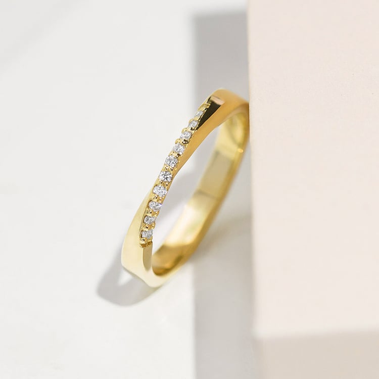 Zlatý prepletený prsteň s diamantmi Aleisha 154449