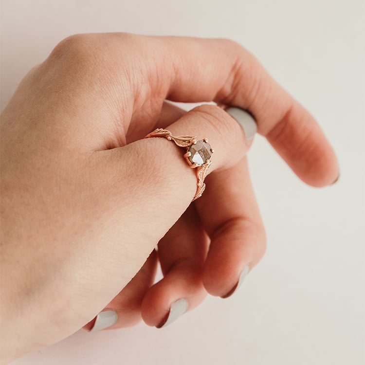 Prsteň so salt and pepper diamantom a ručne rytými lístkami Sabine 120286