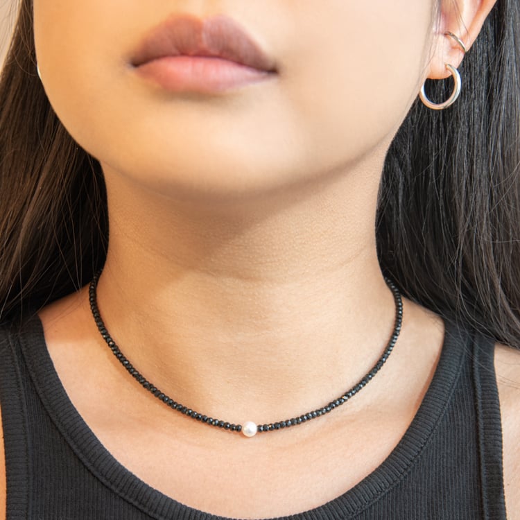 Strieborný náhrdelník s perlou a spinelovými korálkami Rico 104339