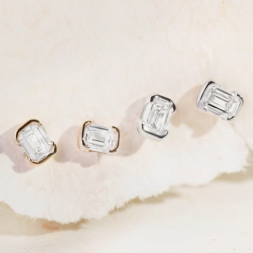 Minimalistické zlaté napichovacie náušnice s emerald diamantom Agata