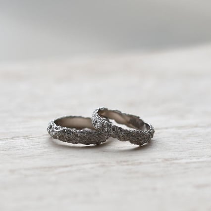 Zlaté svadobné obrúčky s nerovným povrchom Fineta