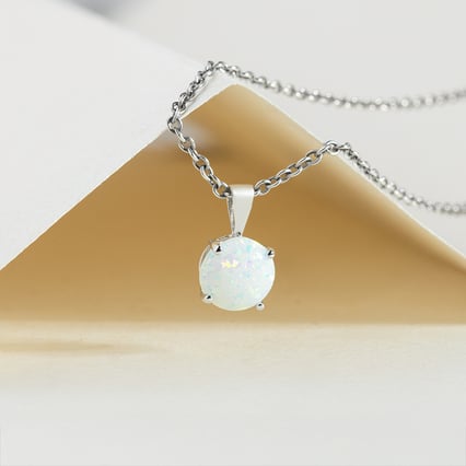 Biely opál v zlatom prívesku Atik