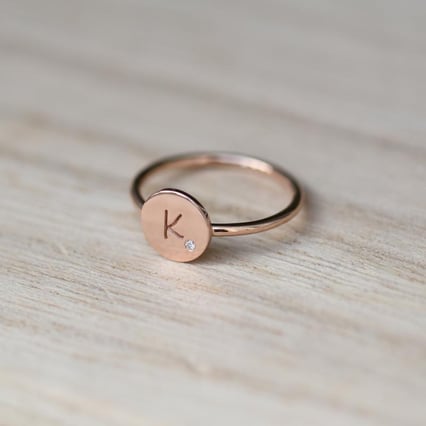 Zlatý prsteň s diamantom a gravírom písmena Amisch