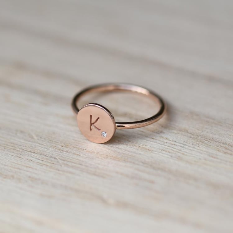 Zlatý prsteň s gravírom písmena 48542