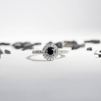 Halo prsteň s čiernym moissanitom a lab-grown diamantmi Kerau