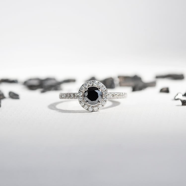 Halo prsteň s čiernym moissanitom a lab-grown diamantmi Kerau 110034