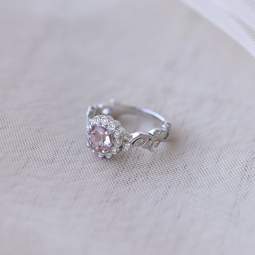 Zásnubný prsteň s morganitom a diamatnmi vo vintage štýle Kavita