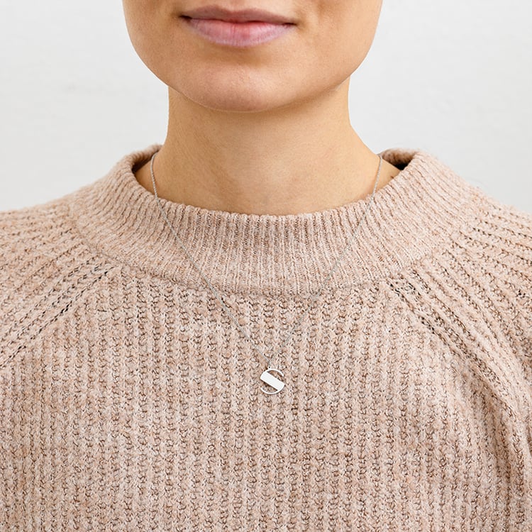 Strieborný prívesok s vykrojeným písmenom Alphabet 133257