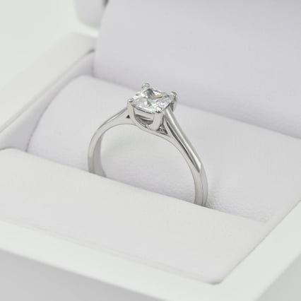 Zásnubný prsteň s princess diamantom Heskia