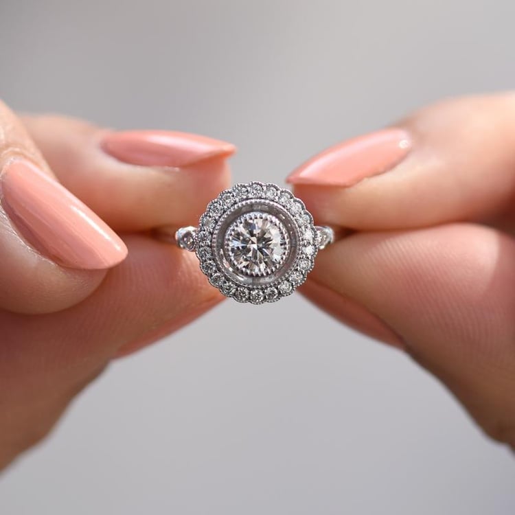 Zásnubný prsteň s moissanitom v halo štýle 47845