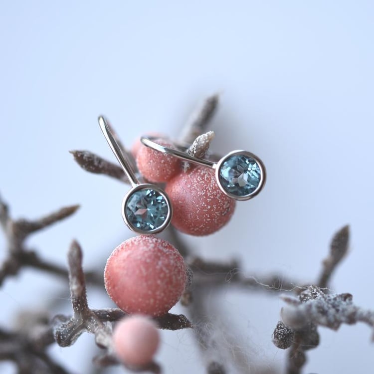 Visiace bezel náušnice s topásmi 52329