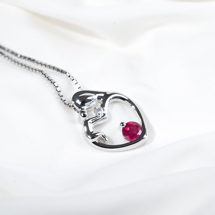Prívesok matka a dieťa s rubínom a diamantom Heli 131134
