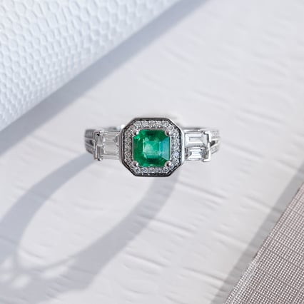 Zlatý prsteň sa smaragdom obklopeným diamantmi Cliantha