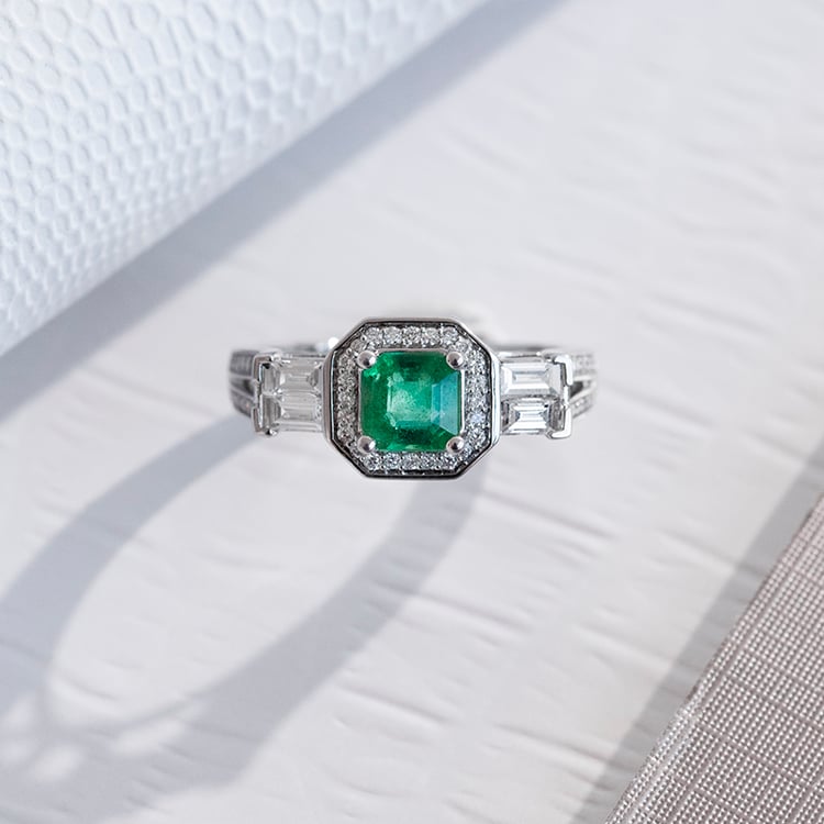 Zlatý prsteň sa smaragdom obklopeným diamantmi Cliantha 109934