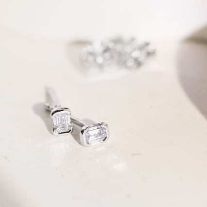 Minimalistické strieborné napichovacie náušnice s emerald diamantom Agata