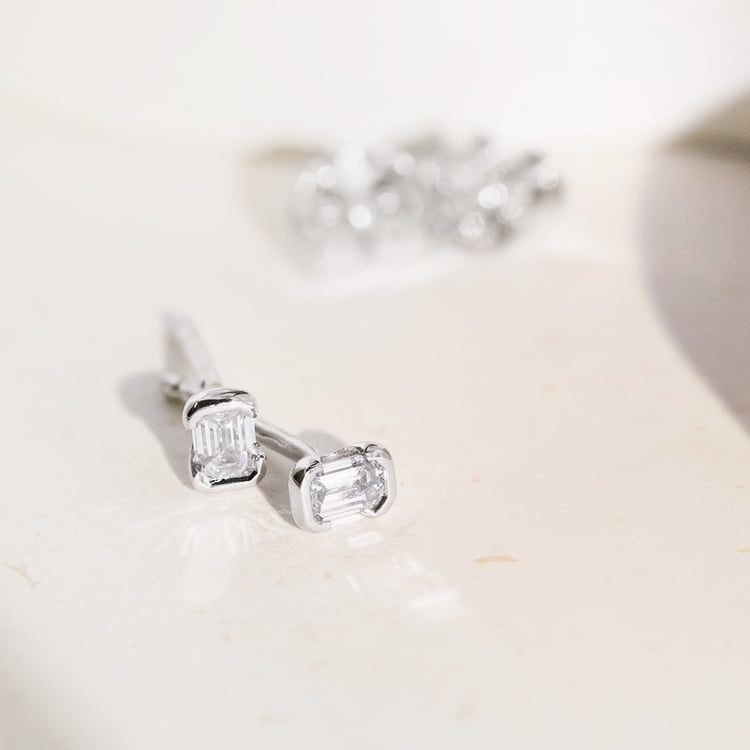 Minimalistické strieborné napichovacie náušnice s emeraldom Agata 161377