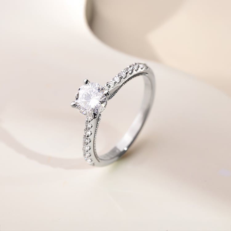 Zlatý zásnubný prsteň s diamantem 159668