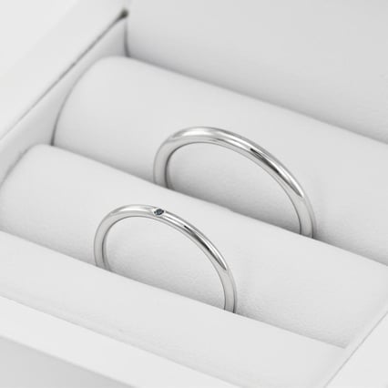 Svadobné minimalistické zlaté obrúčky s modrým diamantom Ralean