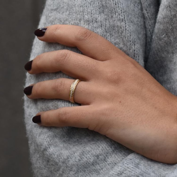 Dámsky tepaný prsteň s enamelom 50242