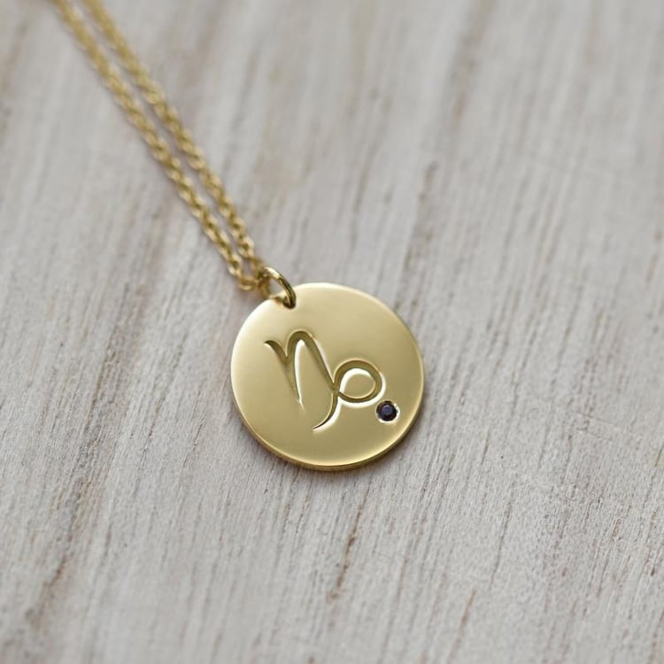 Strieborný prívesok so znamením a granátom Kozorožec 103447