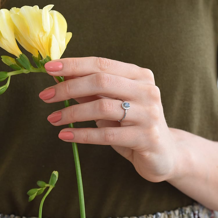 prsteň s alexandritom a postrannými diamantmi z bieleho zlata 84161