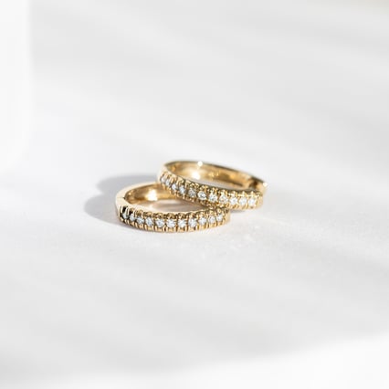 Elegantné kruhové naušnice s diamantami Gomati