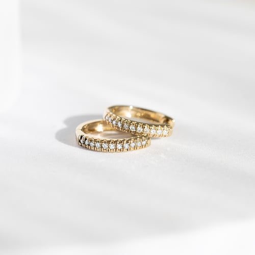 Elegantné kruhové naušnice s diamantami Gomati