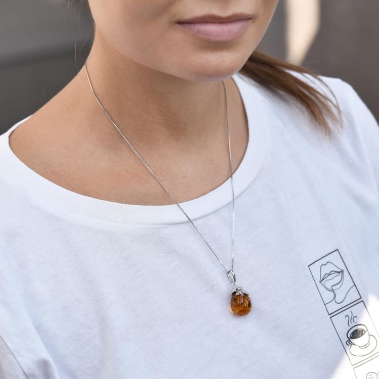 Jantárový prívesok so striebornou včielkou 34184