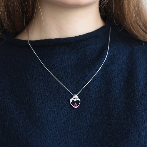 Strieborný prívesok matka a dieťa s rhodolit granátom a diamantom Ella