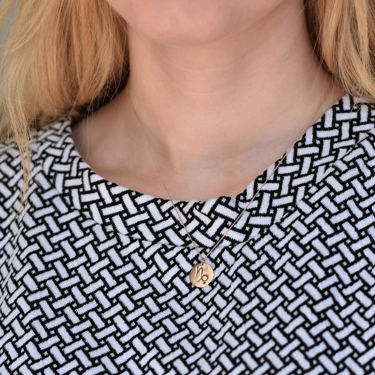 Strieborný prívesok so znamením a granátom Kozorožec 103439