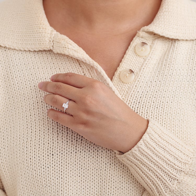 Zásnubný prsteň s emerald diamantom Sade 129204