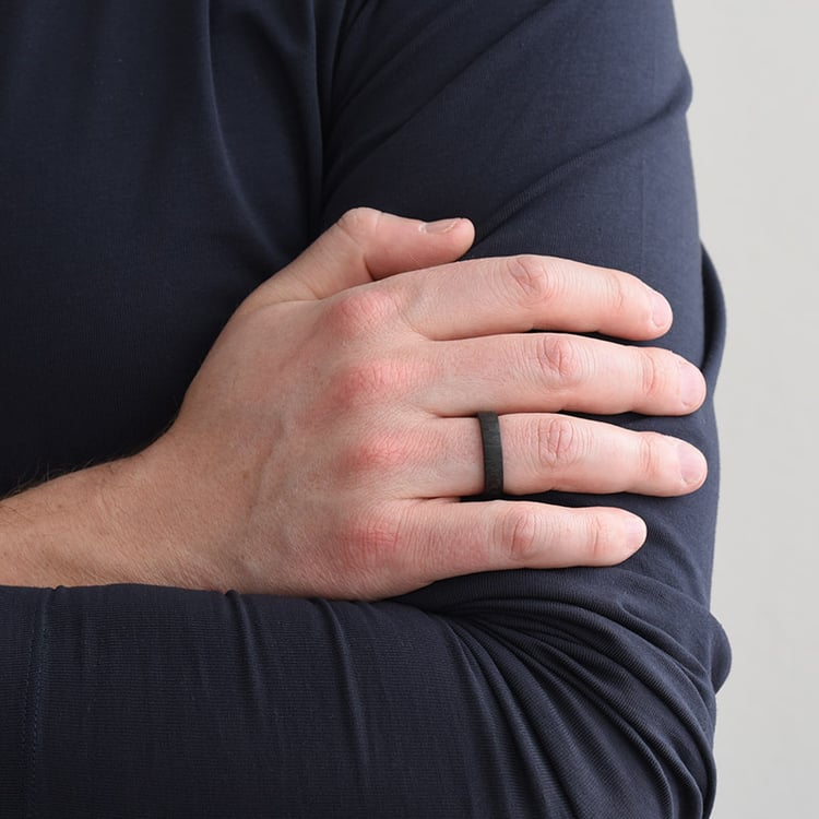 Mierne zaoblený pásnký prsteň z karbónu Azaliah 159678