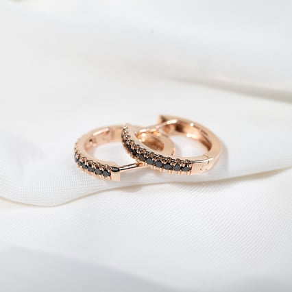 Kruhové náušnice s čiernymi diamantmi Carolin