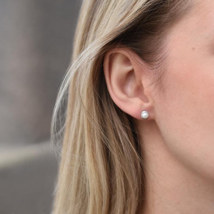 Minimalistické perlové náušnice zo 14k bieleho zlata 48900