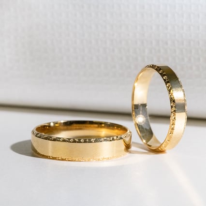 Zlaté svadobné obrúčky so zdobenými okrajmi Myron