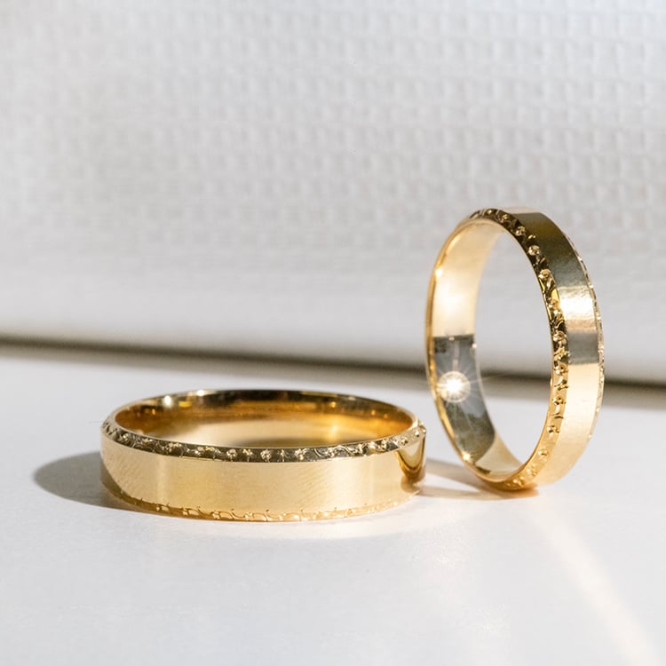 Zlaté svadobné obrúčky so zdobenými okrajmi Myron 114112