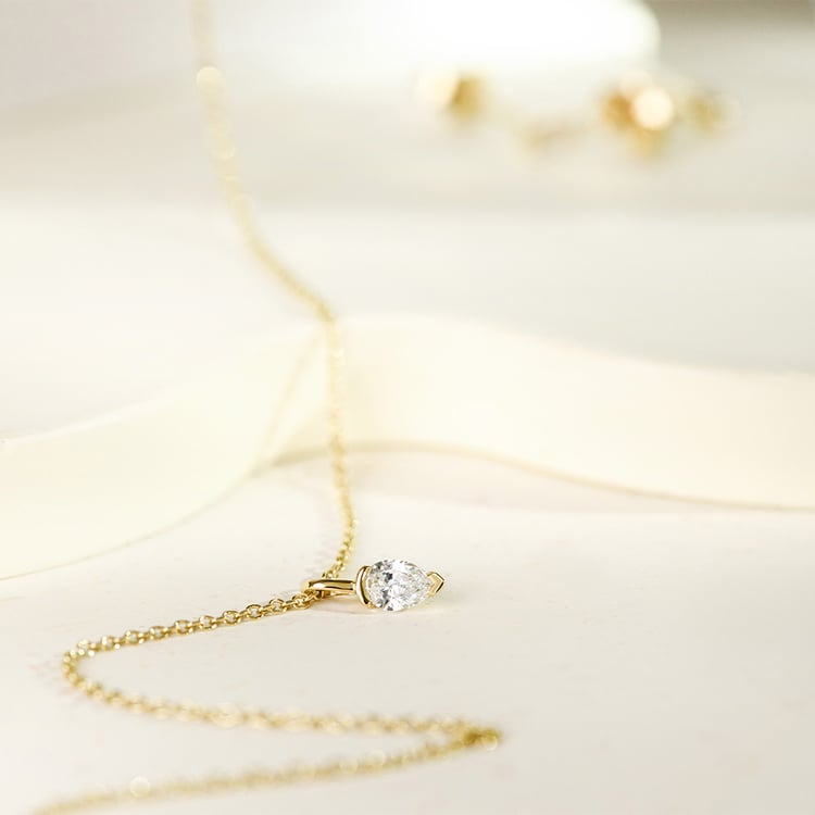 Minimalistický prívesok zo zlata s diamantom v tvare pear Malena 161643