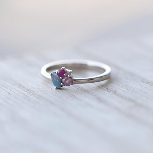 Zlatý cluster prsteň s opálom, rubínom, zafírom a diamantom Merche